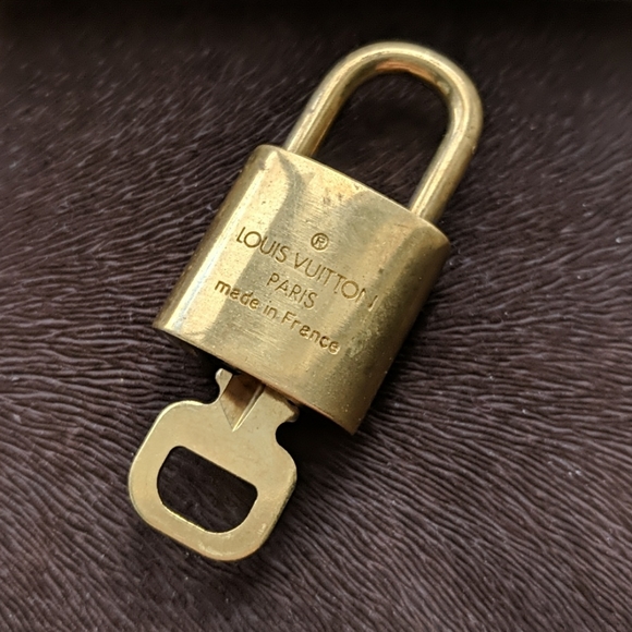 ⭐#322 Louis Vuitton padlock and key vintage - Picture 2 of 4